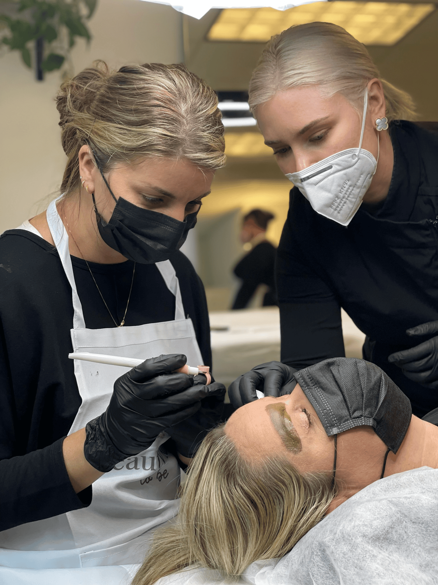 microblading-live-in-studio Microblading live in studio